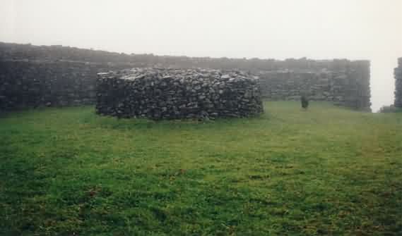 Die prähistorische Festung Dun Aran im Nebel