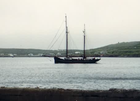 Blick über die Bucht von Kilronan zum östlichen Ende der Insel