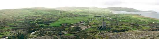 Auf dem Beara Way.Blick auf die Ballydonegan Bay in der Nähe von und mit Allihies.