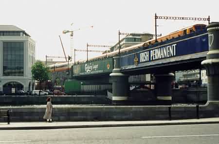 Dublins Stadtbahn, Brücke über die Liffey