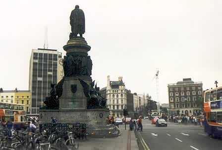 Denkmal für Daniel O'Connell in der O'Connell Street an der O'Connell Bridge.