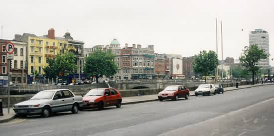 Dieselbe Ecke von der anderen Seite der Liffey.