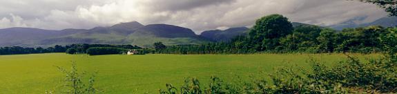 Gap of Dunloe, gesehen aus dem Flachland (in der Nähe der Bildmitte)