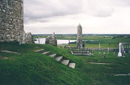 Blick von der Kathedrale Richtung Shannon mit dem zweiten Rundturm