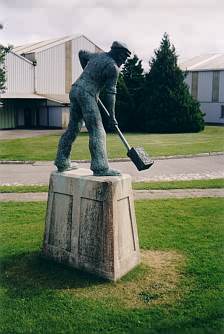 Arbeiterdenkmal: Torfabbau von Hand