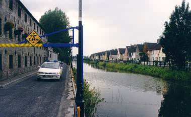 Links das Whiskey-Zentrum, daneben ein Auto der Garda Siochona, rechts Holland.