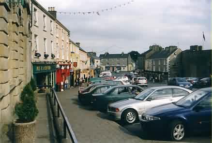 Straße in Roscrea vor dem Roscrea Castle