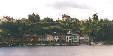 Ortschaft Killaloe auf der westlichen Südseite des Lough Derg