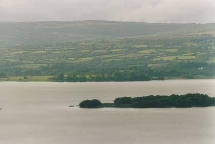 Blick auf Inis Cealtra (Holy Island, nicht die im Vordergrund) und die Westseite des Lough Derg