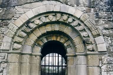 Bogen über dem Eingang zur St. Caimin's Church. Er wurde erst später hinzugefügt.