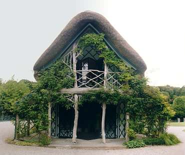 Swiss Cottage, Stirnseite