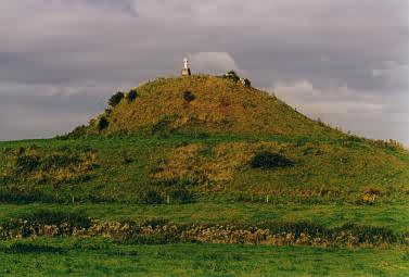 Berg mit Denkmal am Rapparee Drive