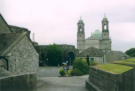 Blick vom Athlone Castle nach St Peter and Paul