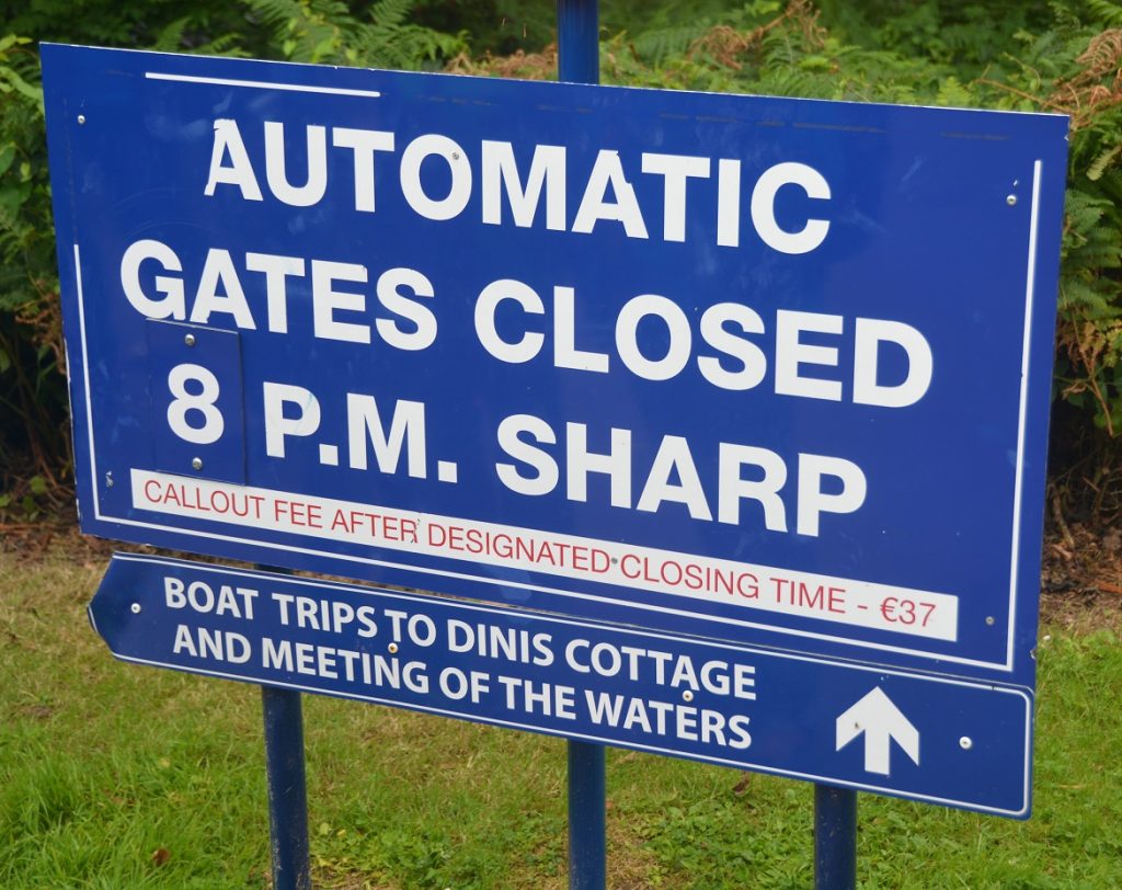 Schild: "Automatic gates closed 8pm sharp"