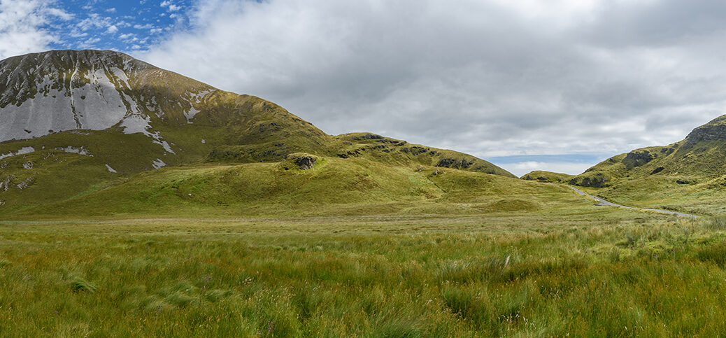 Beitragsbild - Berge und eine alte Brücke in Donegal