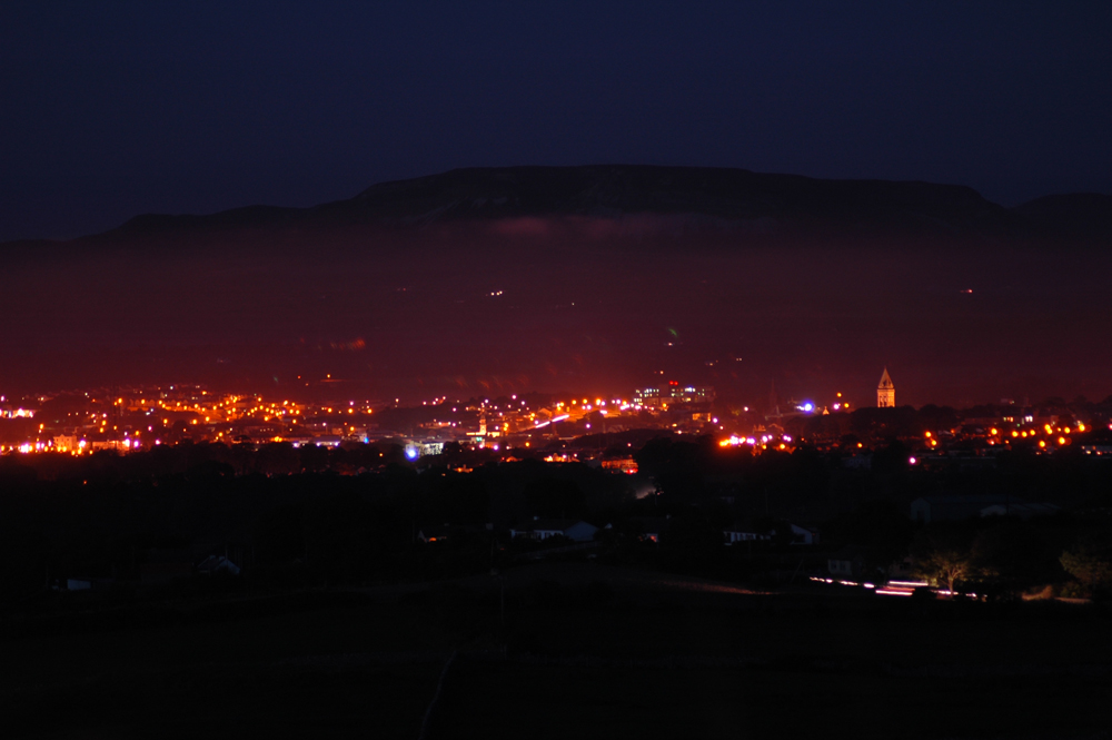 Sligo am späten Abend aus Richtung des Knocknarea