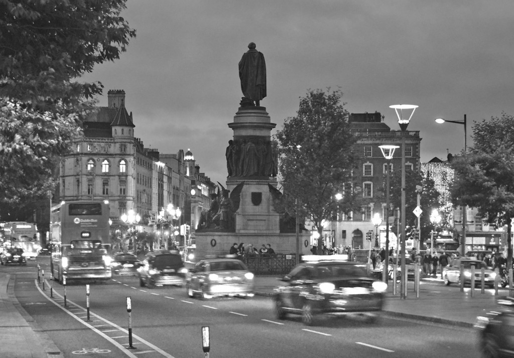 Statue von Daniel O'Connell in Dublin bei Nacht